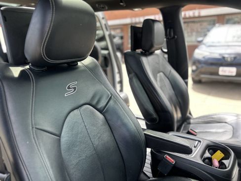 Used 2018 Chrysler Pacifica Touring-L Plus FWD image 13