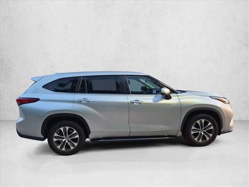 Used 2023 Toyota Highlander XLE FWD image 4