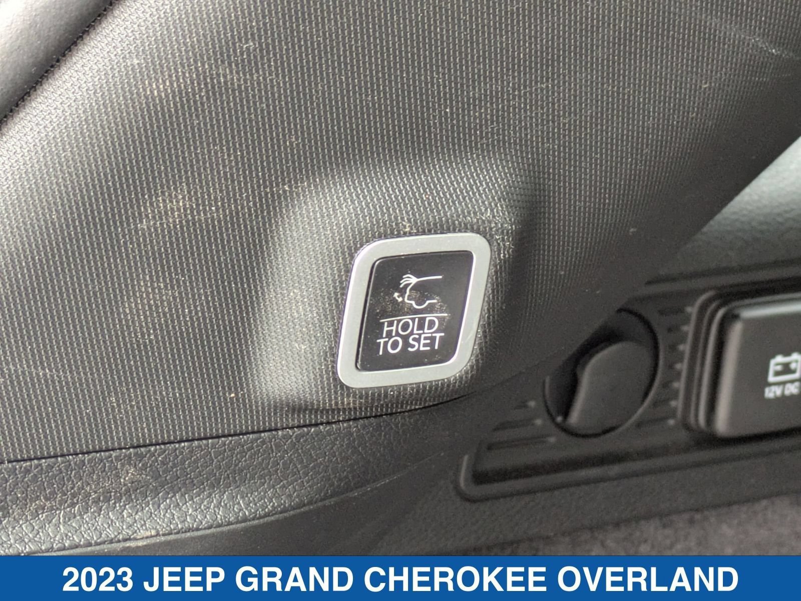 Used 2023 Jeep Grand Cherokee Overland w/ Luxury Tech Group IV AWD/4WD image 35