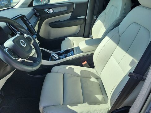 Used 2023 Volvo XC40 B5 Plus image 14