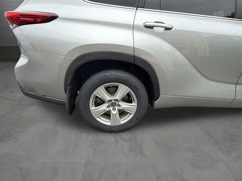 Used 2023 Toyota Highlander LE AWD/4WD image 30