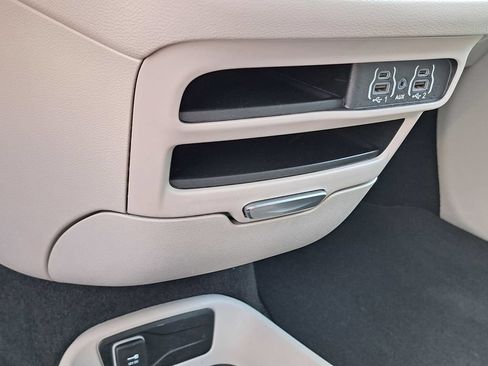 Used 2024 Chrysler Pacifica Touring-L FWD image 12