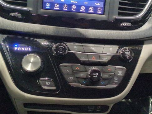 Used 2020 Chrysler Pacifica Touring-L w/ Tire & Wheel Group image 17