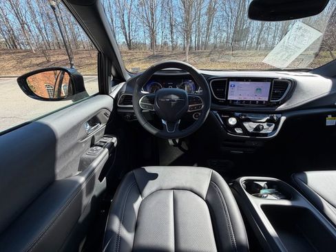 New 2026 Chrysler Pacifica Select FWD image 13