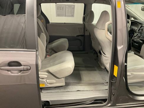 Used 2013 Toyota Sienna LE image 21