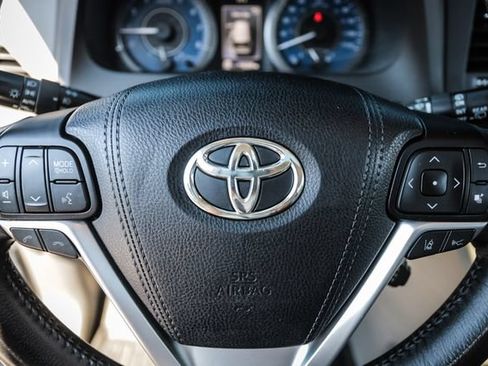 Used 2018 Toyota Sienna XLE w/ XLE Navigation Package AWD/4WD image 25
