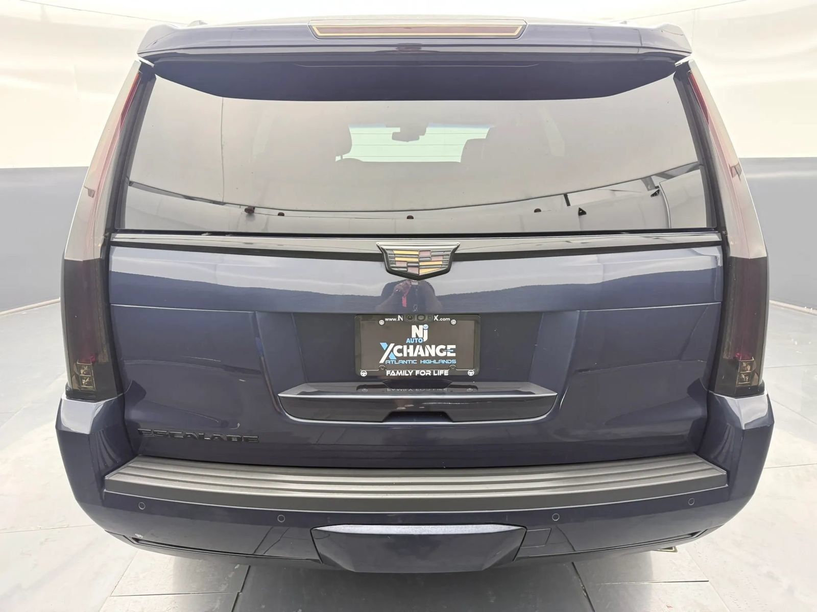 Used 2018 Cadillac Escalade Premium Luxury AWD/4WD image 6