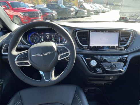 New 2026 Chrysler Pacifica Select image 11