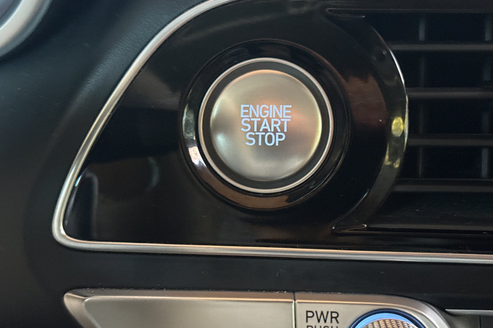 Used 2019 Genesis G70 3.3T Design RWD image 30