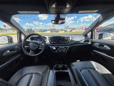 Used 2024 Chrysler Pacifica Limited FWD image 15