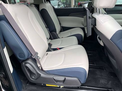 Used 2025 Kia Carnival SX FWD image 11