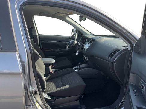 Used 2025 Mitsubishi Outlander ES FWD image 22