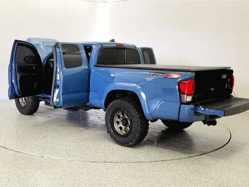 Used 2019 Toyota Tacoma TRD Sport image 11