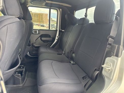 Certified 2022 Jeep Gladiator Rubicon w/ Cold Weather Group image 11