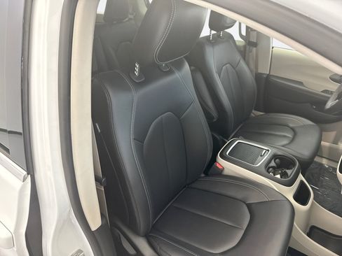 Used 2024 Chrysler Pacifica Limited FWD image 18