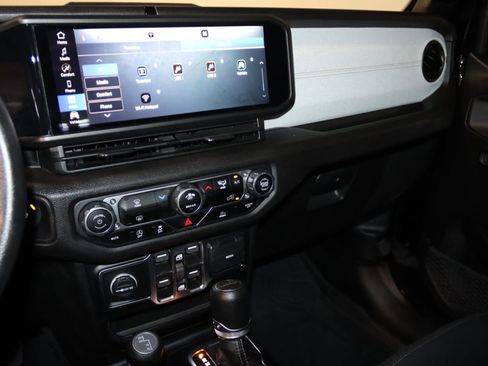 Used 2024 Jeep Gladiator Sport AWD/4WD image 48
