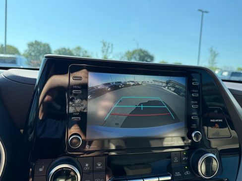 Used 2021 Toyota Highlander XLE FWD image 17