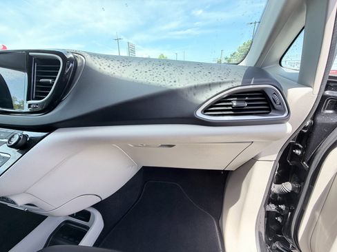 Used 2023 Chrysler Pacifica Touring-L image 19