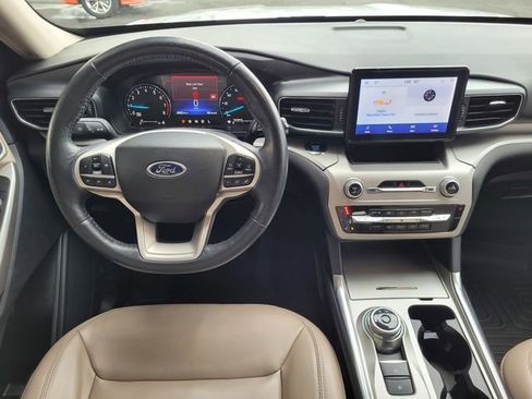 Used 2022 Ford Explorer XLT w/ Equipment Group 202A image 7