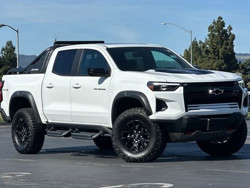 Used 2025 Chevrolet Colorado ZR2 w/ Midnight Edition AWD/4WD image 2