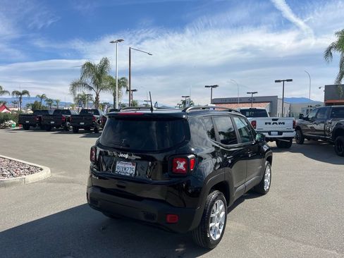 Used 2023 Jeep Renegade Latitude w/ Sun & Fun Group AWD/4WD image 8