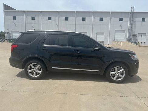 Used 2018 Ford Explorer XLT w/ Equipment Group 201A FWD image 4