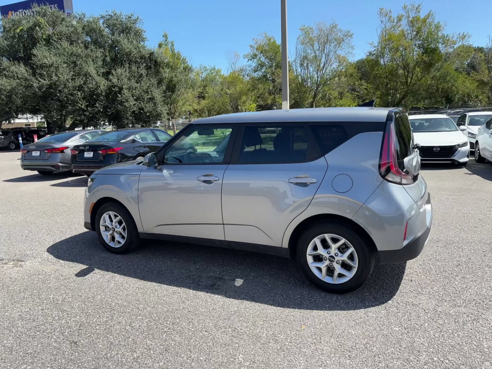 Used 2025 Kia Soul LX w/ LX Technology Package FWD image 8