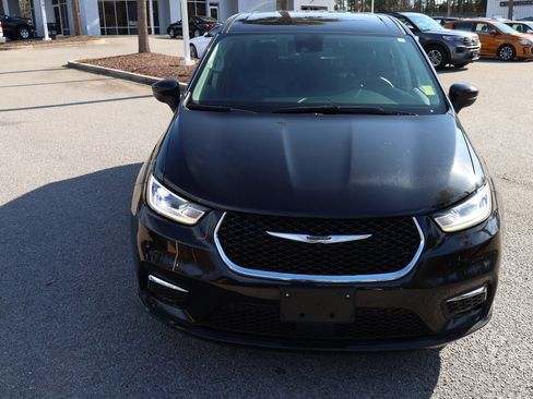 Used 2023 Chrysler Pacifica Touring-L image 7