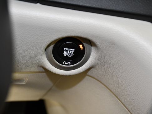 Used 2024 Chrysler Pacifica Touring-L FWD image 24