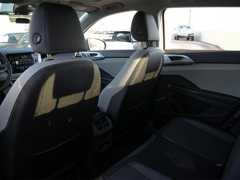 New 2025 Volkswagen Taos SE image 29
