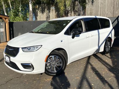 Used 2024 Chrysler Pacifica Limited