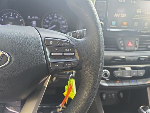 Used 2018 Hyundai Elantra GT FWD image 17