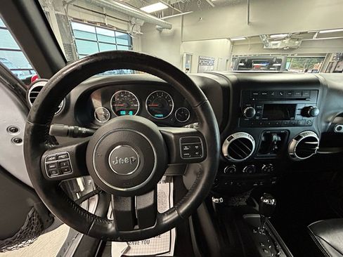 Used 2013 Jeep Wrangler Unlimited Sahara w/ Connectivity Group AWD/4WD image 8