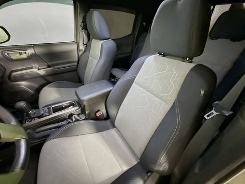 Used 2022 Toyota Tacoma TRD Sport image 24