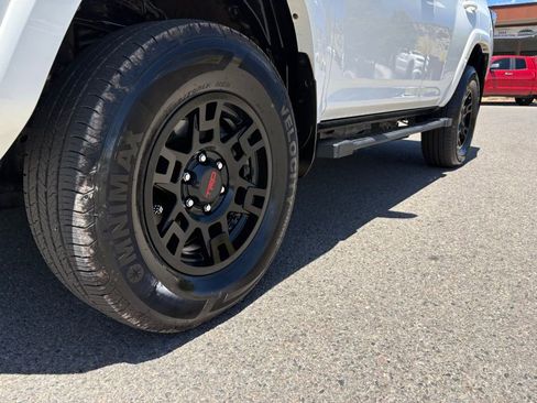 Used 2018 Toyota 4Runner TRD Off-Road AWD/4WD image 15