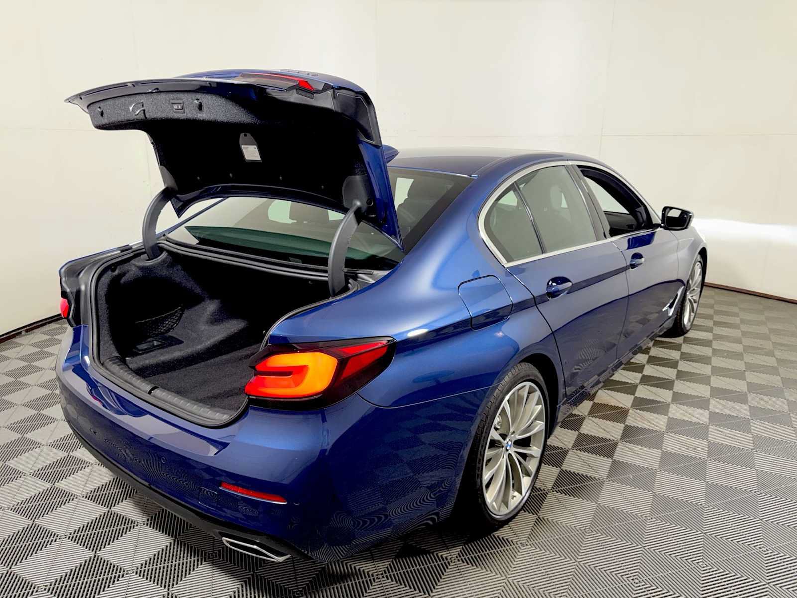 Used 2023 BMW 530i xDrive w/ Convenience Package AWD/4WD image 23
