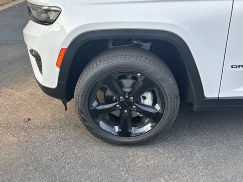New 2025 Jeep Grand Cherokee Limited w/ Luxury Tech Group II image 11