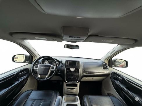 Used 2014 Chrysler Town & Country Touring image 19