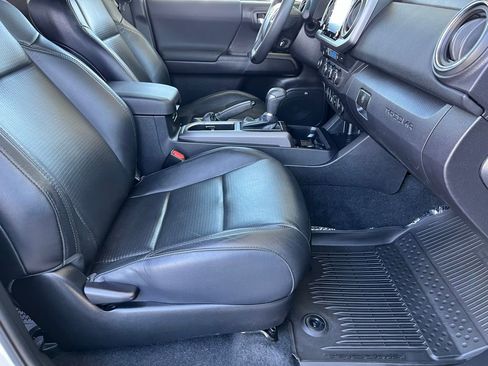 Used 2022 Toyota Tacoma TRD Sport w/ TRD Premium Sport Package image 24