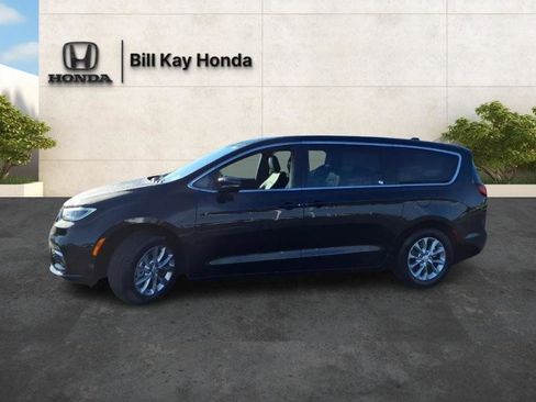 Used 2026 Chrysler Pacifica Limited FWD image 6