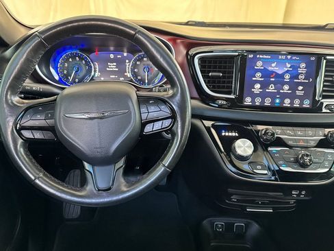 Used 2019 Chrysler Pacifica Touring-L FWD image 14