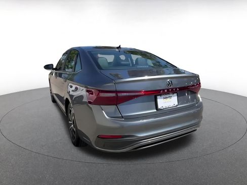 Used 2025 Volkswagen Jetta SE image 11