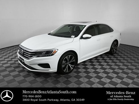 Used 2022 Volkswagen Passat 2.0T SE FWD image 1