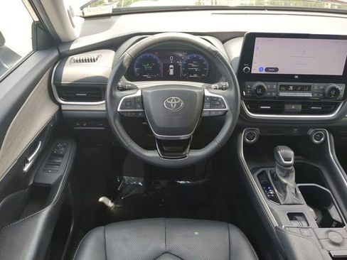 Certified 2024 Toyota Grand Highlander AWD image 16