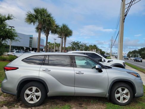 Used 2020 Toyota Highlander LE AWD/4WD image 8