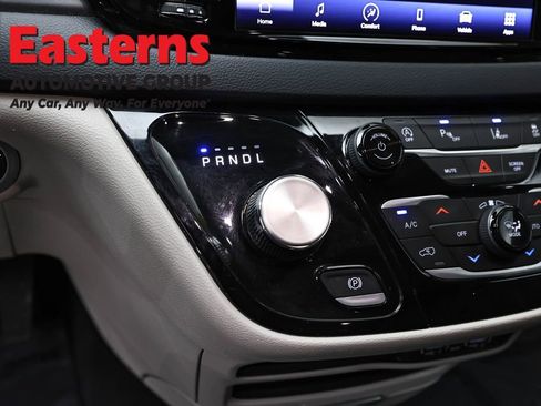 Used 2023 Chrysler Pacifica Touring-L FWD image 13