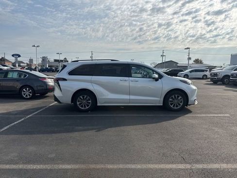 Used 2025 Toyota Sienna XLE w/ XLE Plus Package image 4