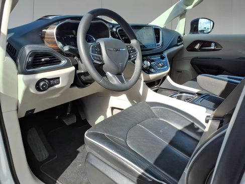 Used 2023 Chrysler Pacifica Limited w/ Uconnect Theater Family Group image 11