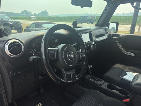 Used 2011 Jeep Wrangler Unlimited Rubicon w/ Connectivity Group AWD/4WD image 27