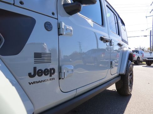 Used 2023 Jeep Wrangler Freedom Edition image 14